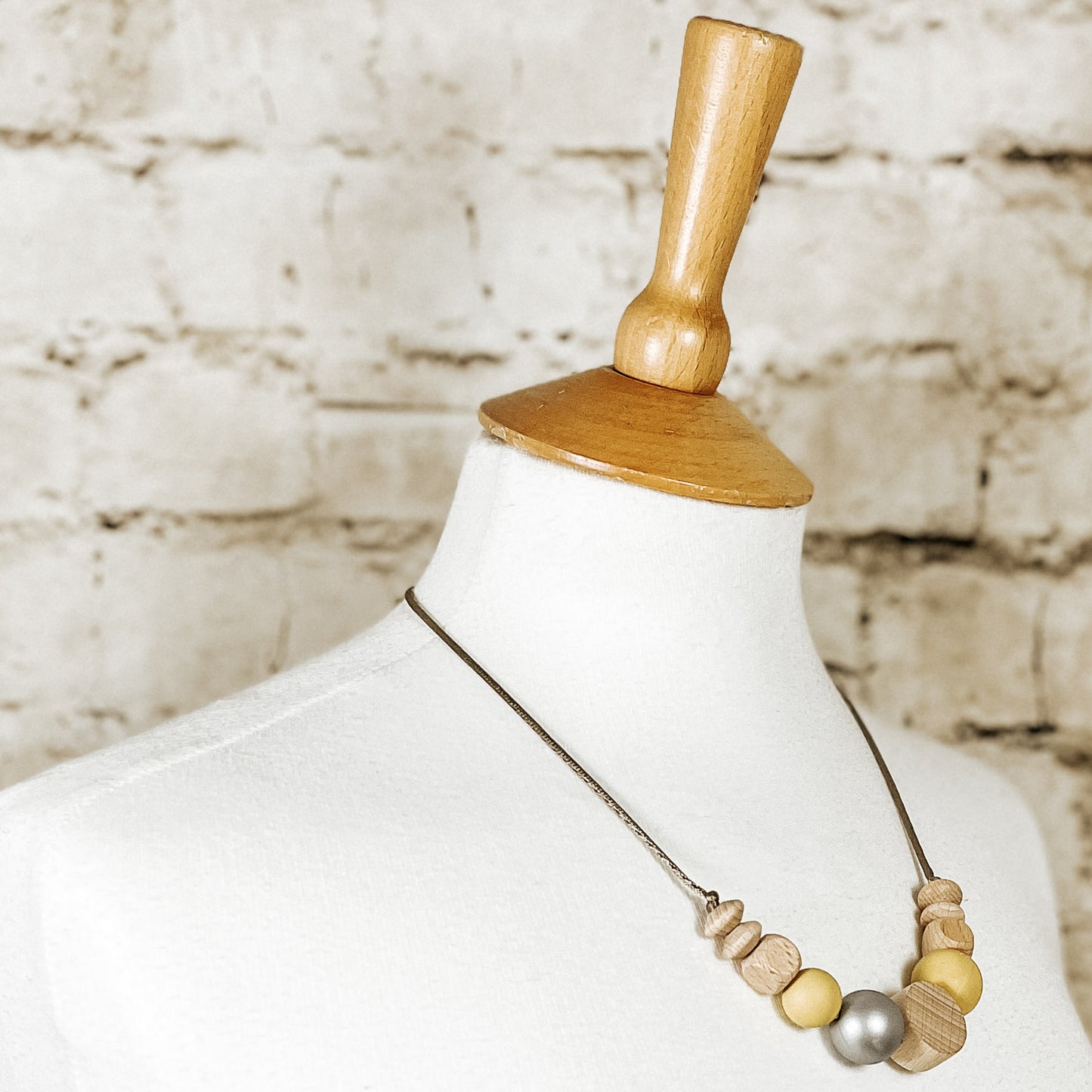 NOA Beechwood and silicone teething necklace | Mustard silver image 3