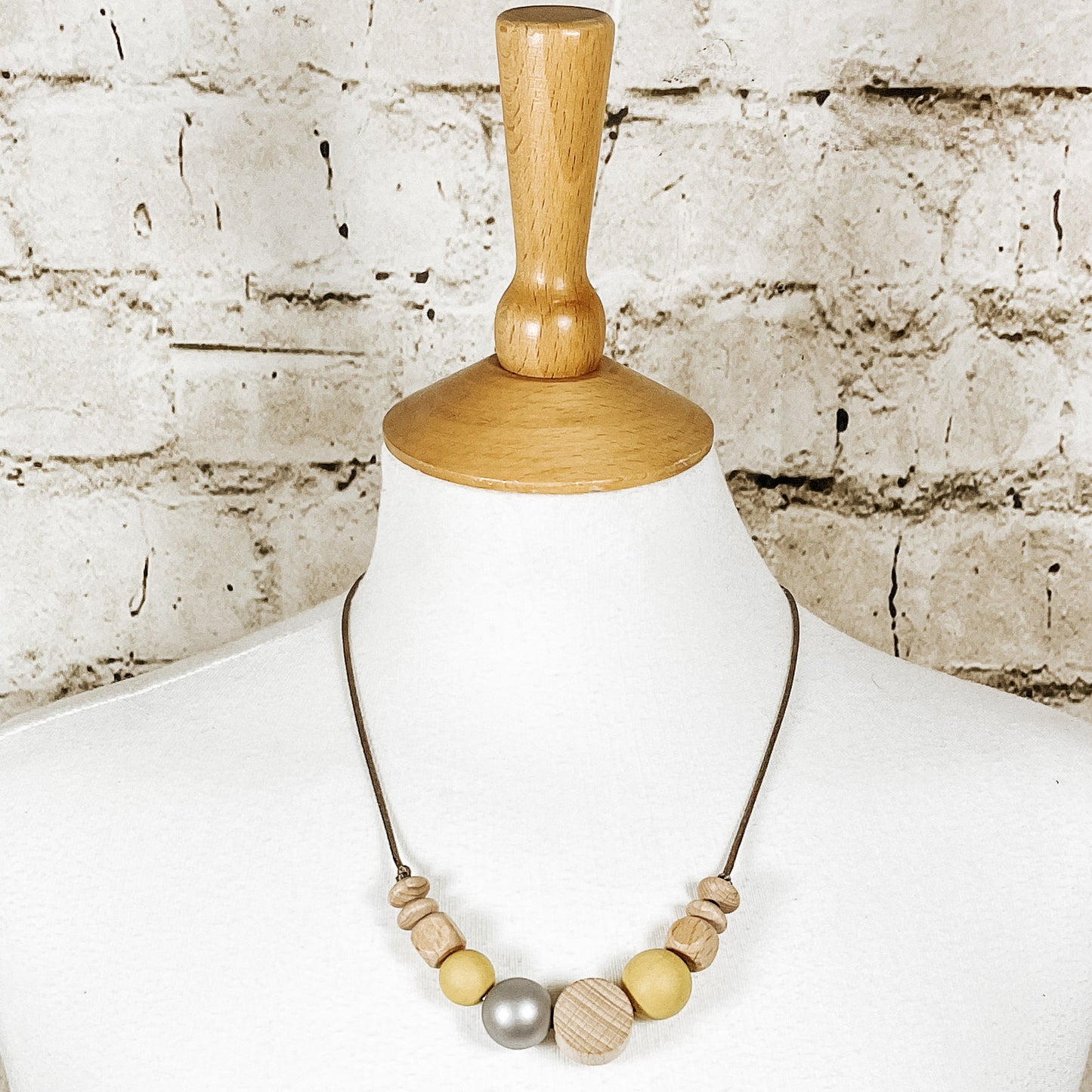 NOA Beechwood and silicone teething necklace | Mustard silver image 2