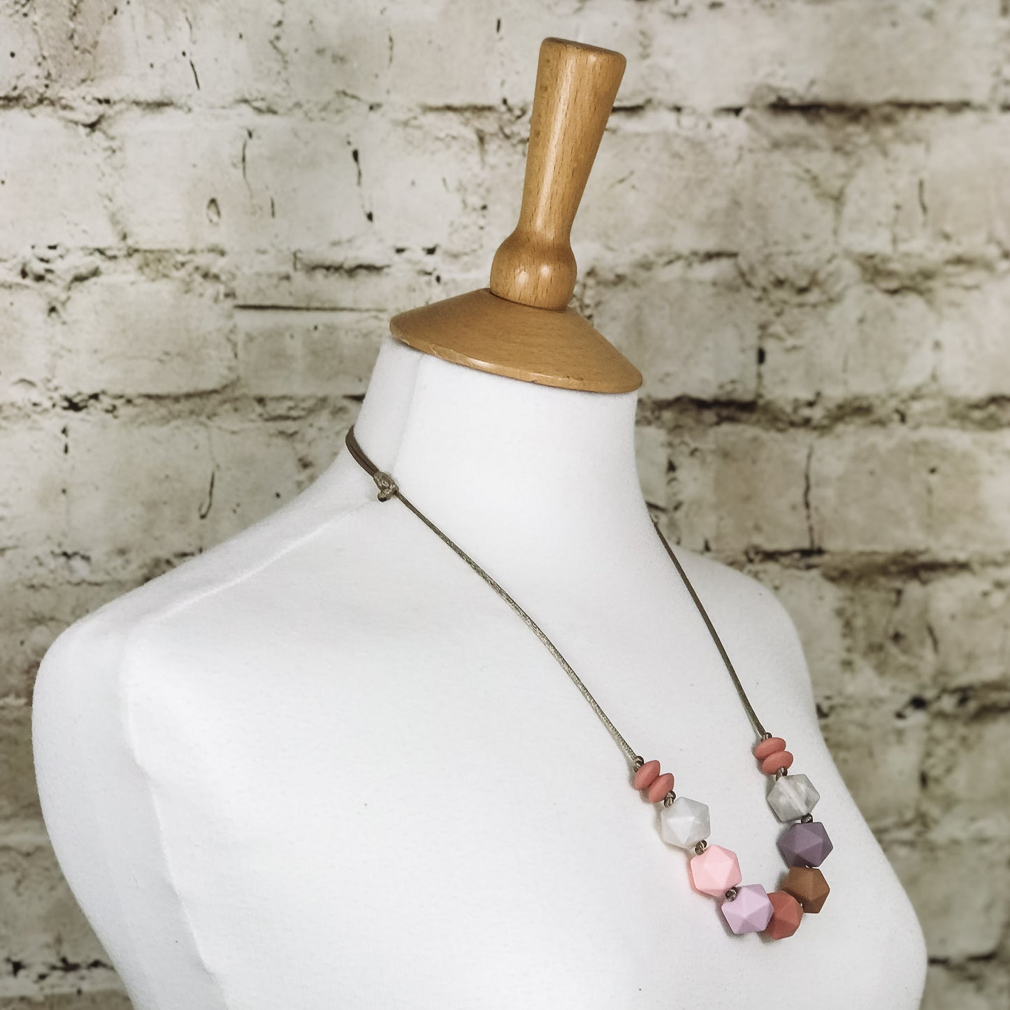 Teething fiddle necklace silicone | CHAKRA rose pinks | Mama Jewels image 2
