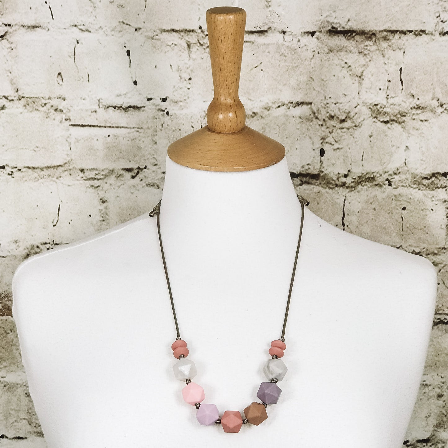 Teething fiddle necklace silicone | CHAKRA rose pinks | Mama Jewels image 3