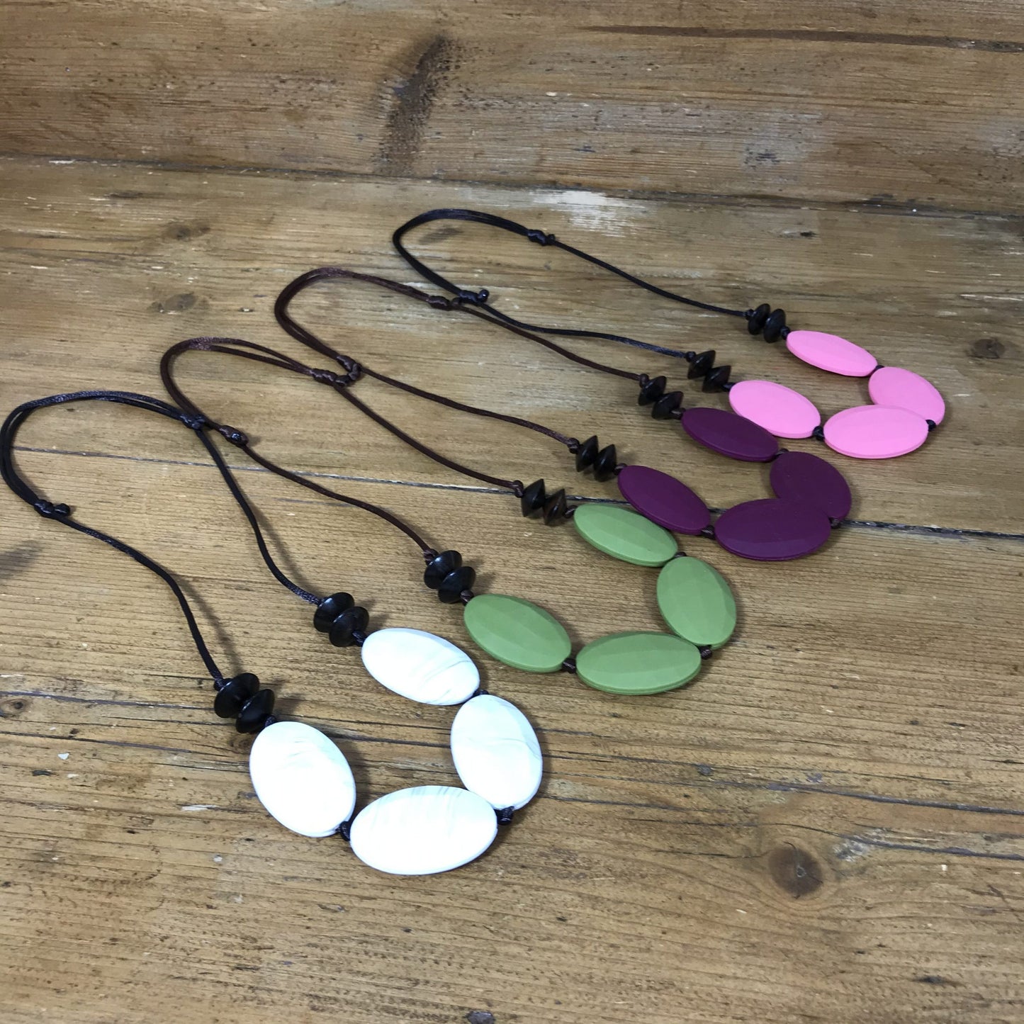 Pebble silicone and wood stylish teething necklace | Rioja red image 3